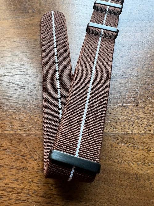 Bracelet NATO en nylon extensible marron avec liseré blanc
