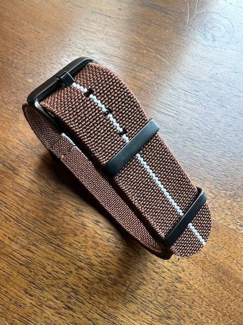 Bracelet NATO en nylon extensible marron avec liseré blanc