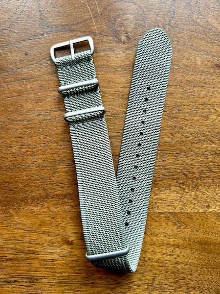 Bracelet NATO en nylon tissé gris