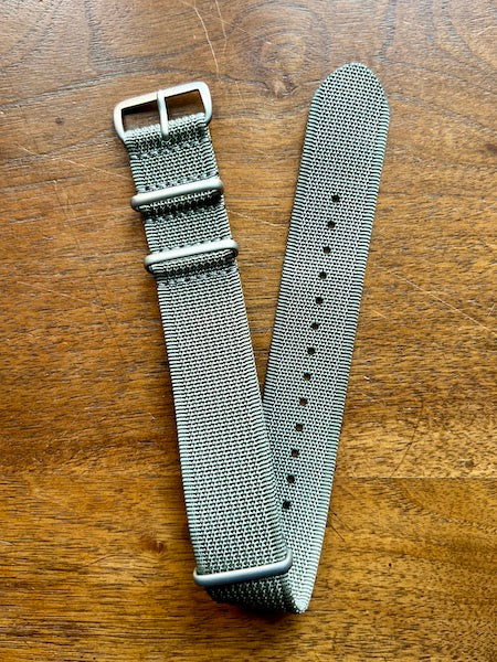 Bracelet NATO en nylon tissé gris