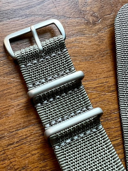 Bracelet NATO en nylon tissé gris