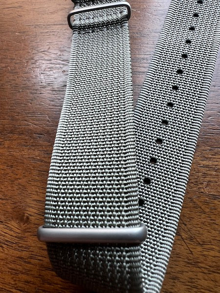 Bracelet NATO en nylon tissé gris
