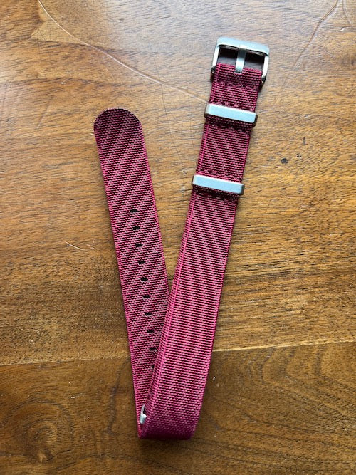 Bracelet NATO en nylon extensible rouge foncé