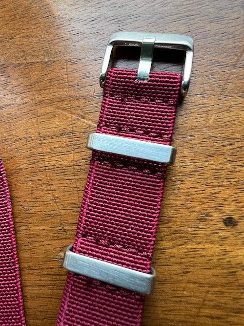 Bracelet NATO en nylon extensible rouge foncé