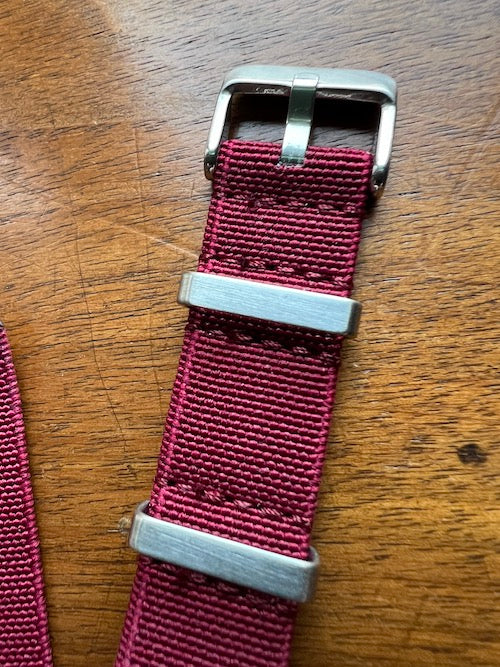 Bracelet NATO en nylon extensible rouge foncé