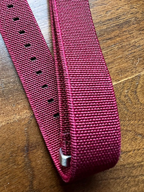 Bracelet NATO en nylon extensible rouge foncé