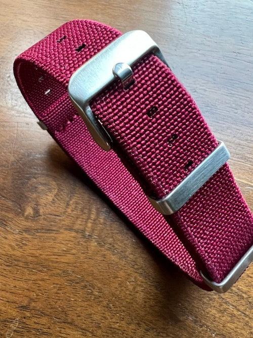 Bracelet NATO en nylon extensible rouge foncé