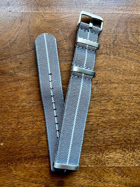 Bracelet NATO en nylon extensible gris avec liseré blanc