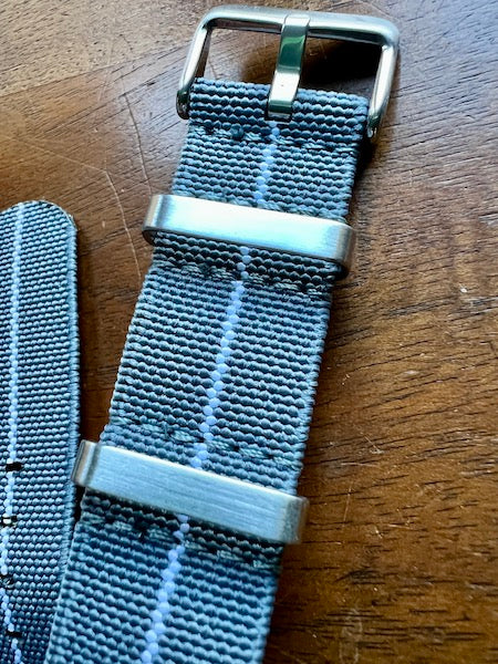 Bracelet NATO en nylon extensible gris avec liseré blanc