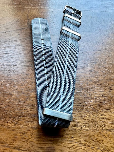 Bracelet NATO en nylon extensible gris avec liseré blanc
