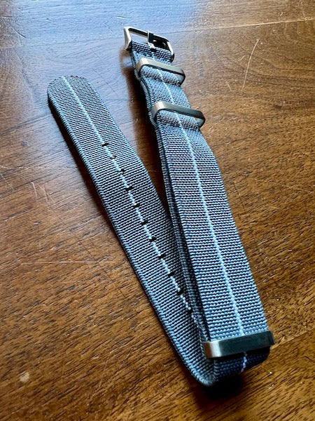 Bracelet NATO en nylon extensible gris avec liseré blanc