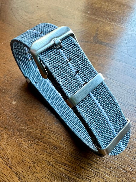 Bracelet NATO en nylon extensible gris avec liseré blanc