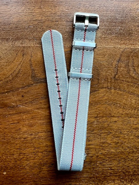 Bracelet NATO en nylon extensible gris clair avec liseré rouge