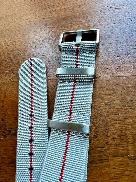 Bracelet NATO en nylon extensible gris clair avec liseré rouge