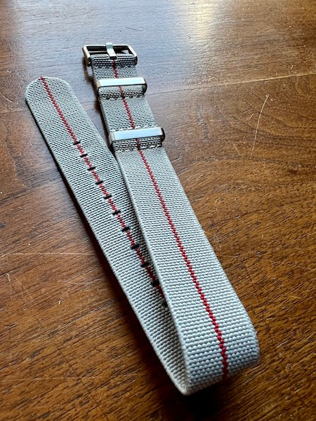 Bracelet NATO en nylon extensible gris clair avec liseré rouge