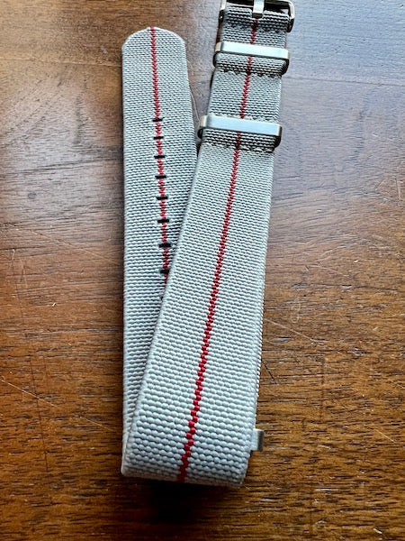 Bracelet NATO en nylon extensible gris clair avec liseré rouge