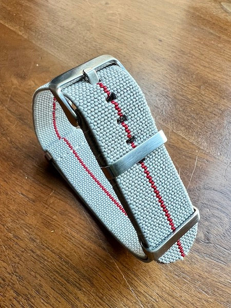 Bracelet NATO en nylon extensible gris clair avec liseré rouge