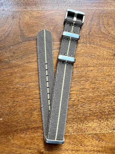 Bracelet NATO en nylon extensible vert militaire avec liseré jaune