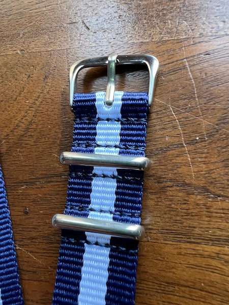 Bracelet NATO en nylon balistique marine et blanc