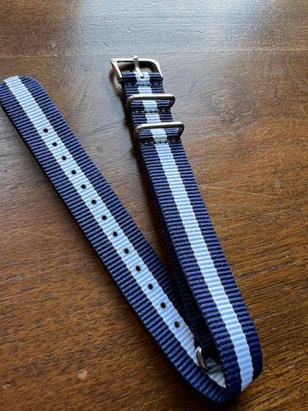 Bracelet NATO en nylon balistique marine et blanc