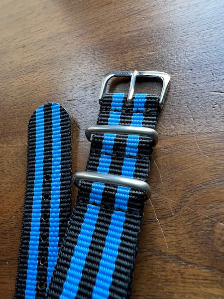 Bracelet NATO en nylon balistique noir et bleu