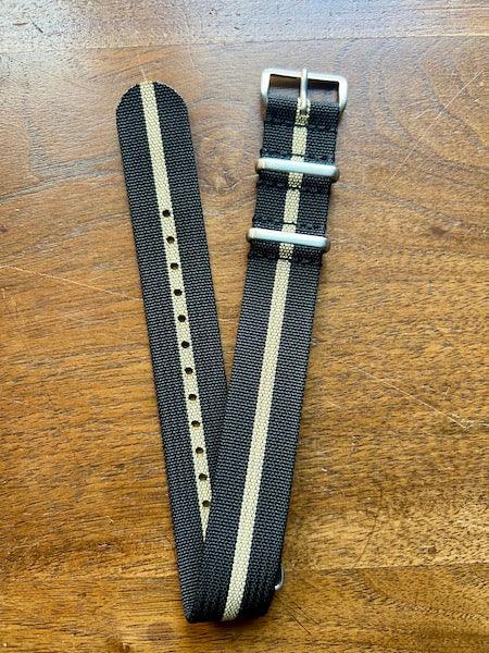 Bracelet NATO en nylon noir avec rayure beige