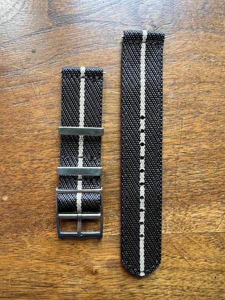 Bracelet premium en nylon sergé noir avec liseré beige