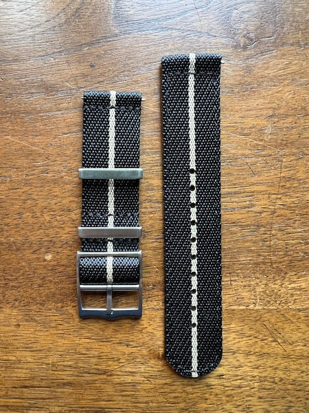 Bracelet premium en nylon sergé noir avec liseré beige