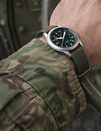 Bracelet NATO en nylon extensible vert militaire avec liseré rouge